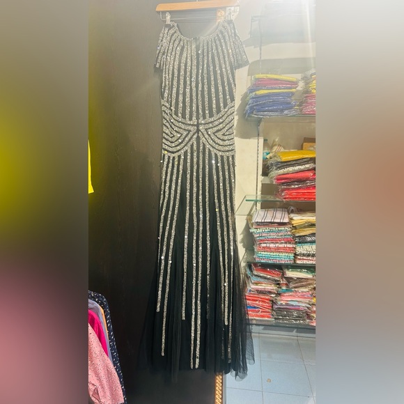 Long skinny black Elegence gown - Picture 10 of 11